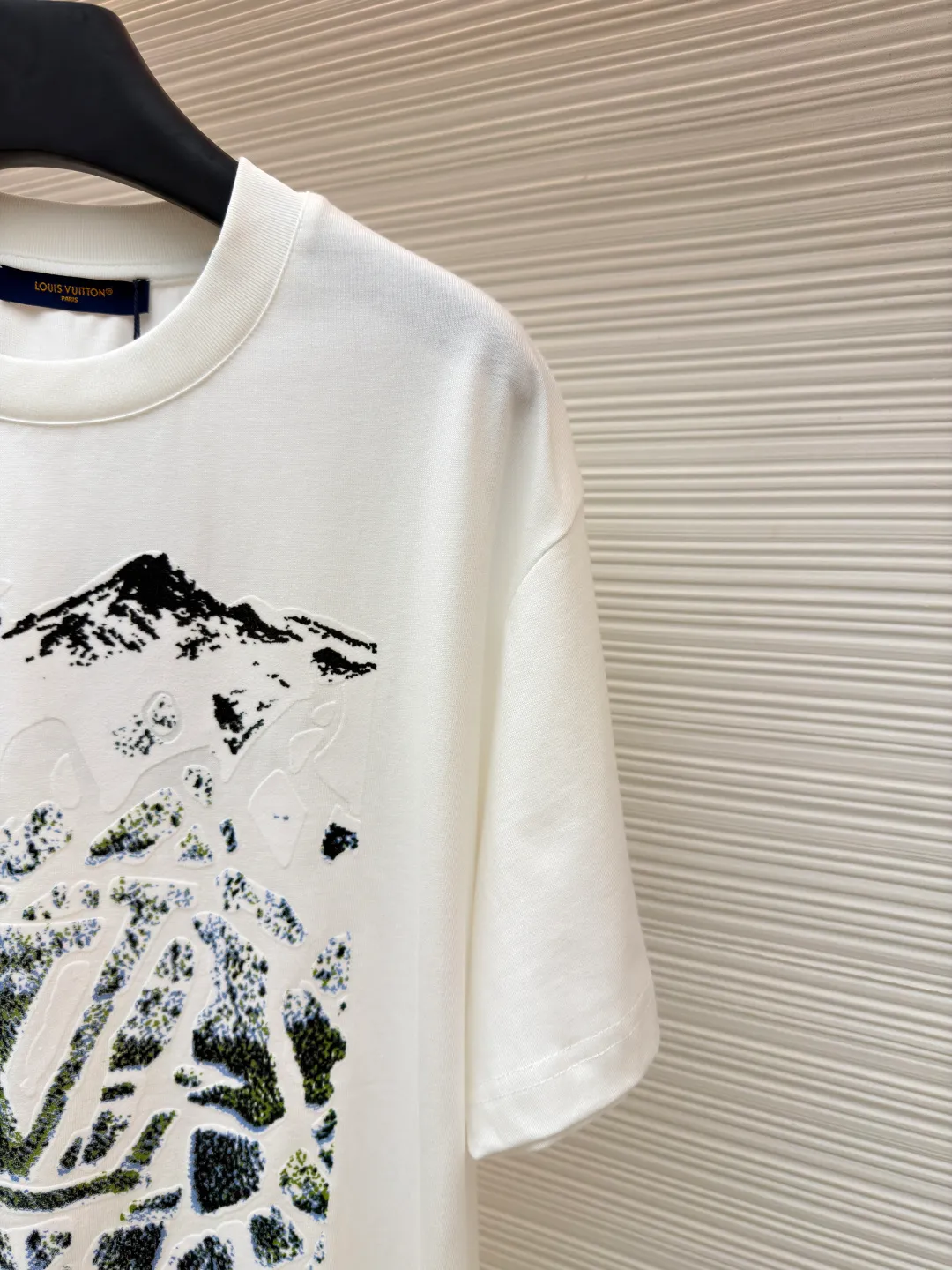 LOUIS VUITTON SKI ski foam flocked printed T-shirt short sleeves ●Original version: purchased and developed by 14029 ●Item number: 1681310-A15 ●Fabric: velvet fabric ●Technology: flocking production ●Color: white ●Version: fitted version ●Weight: about 275 grams ●Size: XS-S-M-L ●Description: Made of 60-count mercerized double-ply fabric with 1*1 Salona thread. After the garment is made, the fabric is fermented using a special washing process to prevent shrinkage and maintain the softness of the fabric. The front uses foam printing and a customized 1:1 trademark. The overall wiring is straight and delicate, the fabric is comfortable and soft, and the color is consistent without color difference. It can be matched with the same style to create a fashionable look and control various occasions. Customized accessories, complete with three standards, same style for men and women!